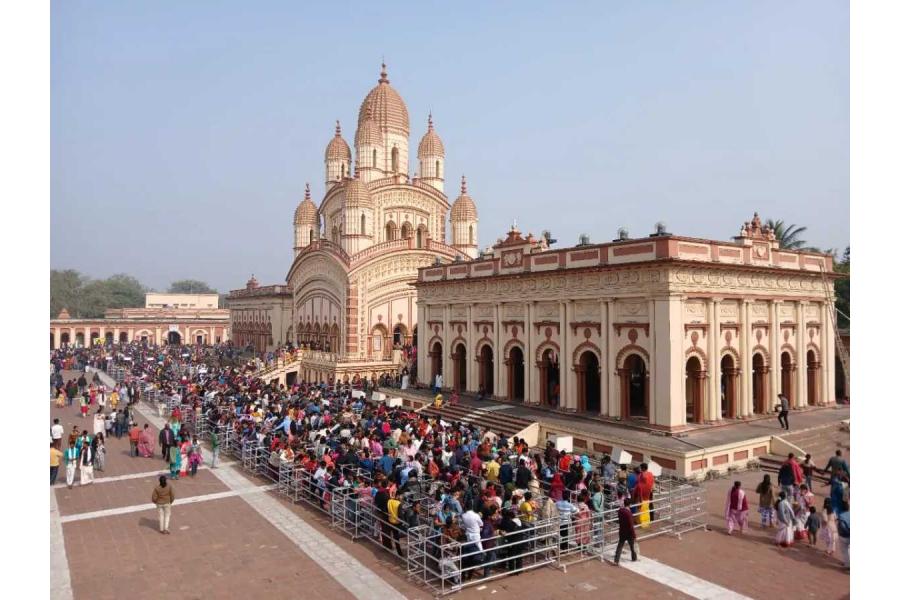 The first day of the year, today is the Kalpataru festival. Since dawn, devotees have thronged Kashipur Udyanbati, Dakshineswa