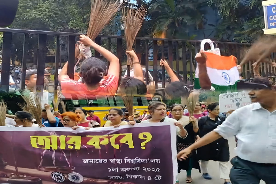 'Shame on CBI', women with brooms at CGO complex demanding justice