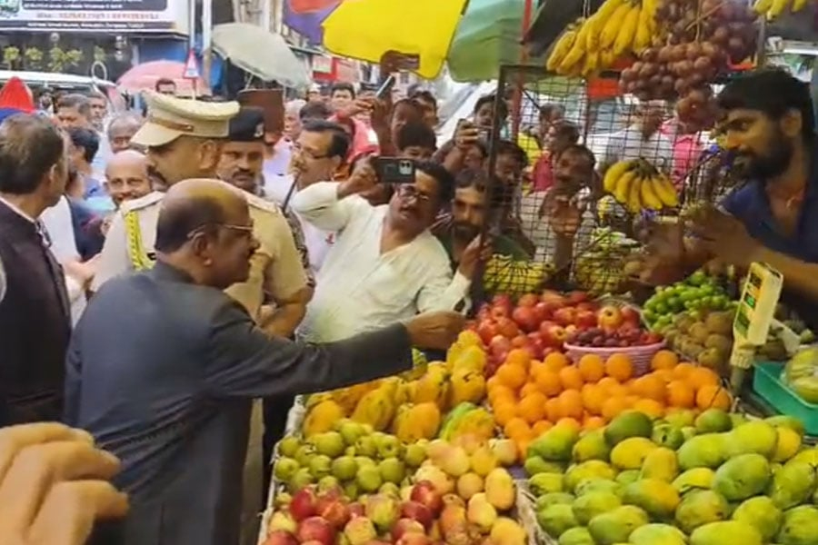 The Governor himself visited Durgapur market, bought vegetables, had tea...