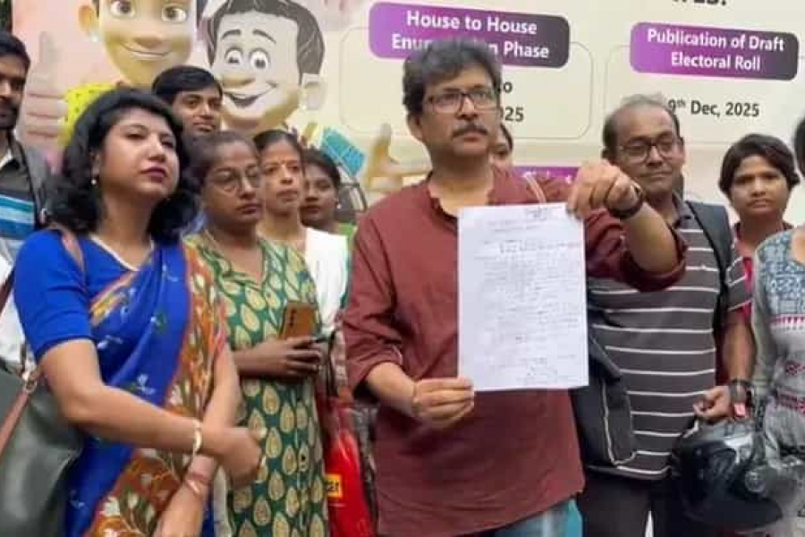 Ever since the announcement of SIR (SIR West Bengal) in the state, there has been discontent among the Booth Level Officers (BLOs)