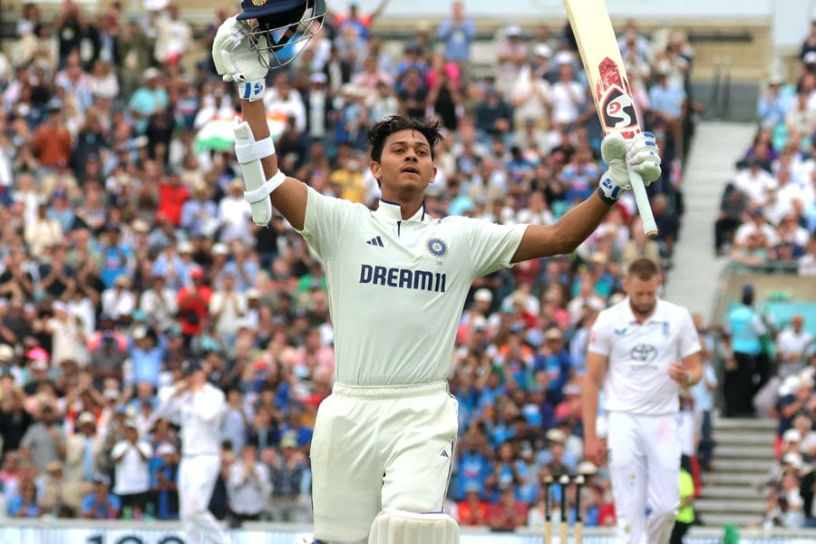 Yashaswi creates new history in front of his parents, beats Gavaskar to record century