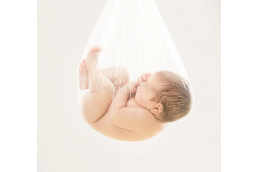 30-year-old newborn born from embryo kept in freezer