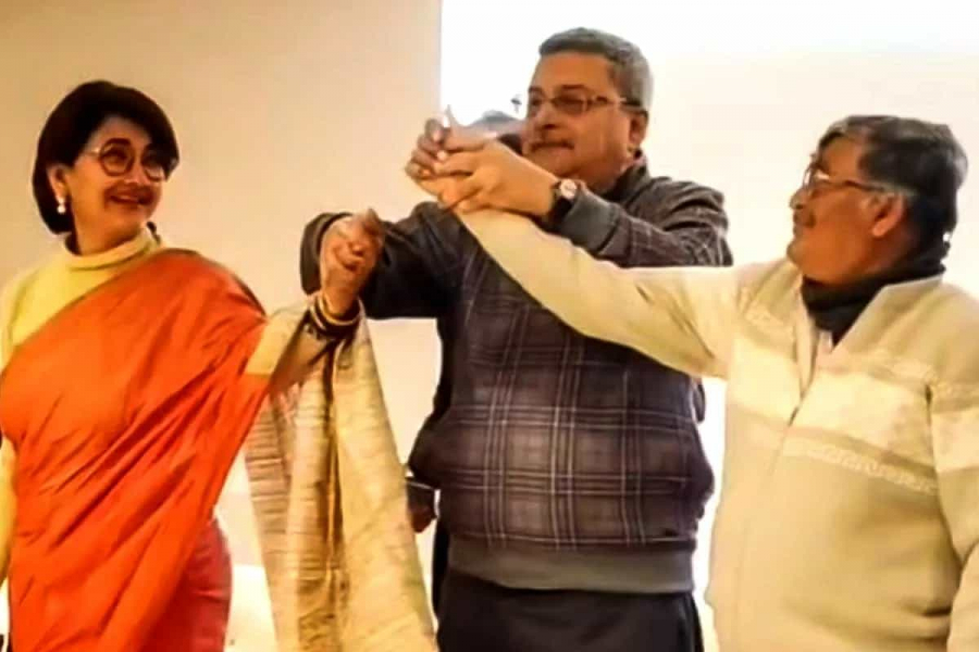 There was a Trinamool workers' meeting at a hall in Chunchura on Saturday.