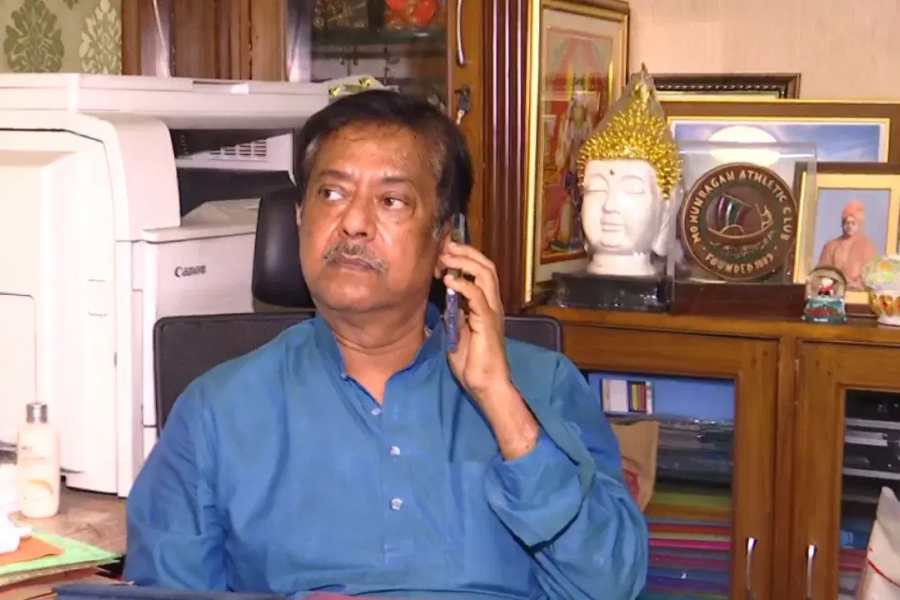 Trinamool MLA and former state minister Jyoti Priya Mallick was attacked by a youth. He entered his house and attacked Jyoti Priya