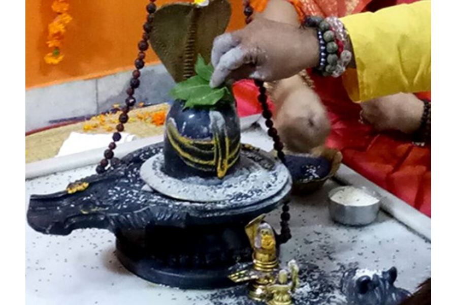 Sawan Somwar 2025: Offer these 7 things to Shivling on the last Monday of Sawan, every wish will be fulfilled