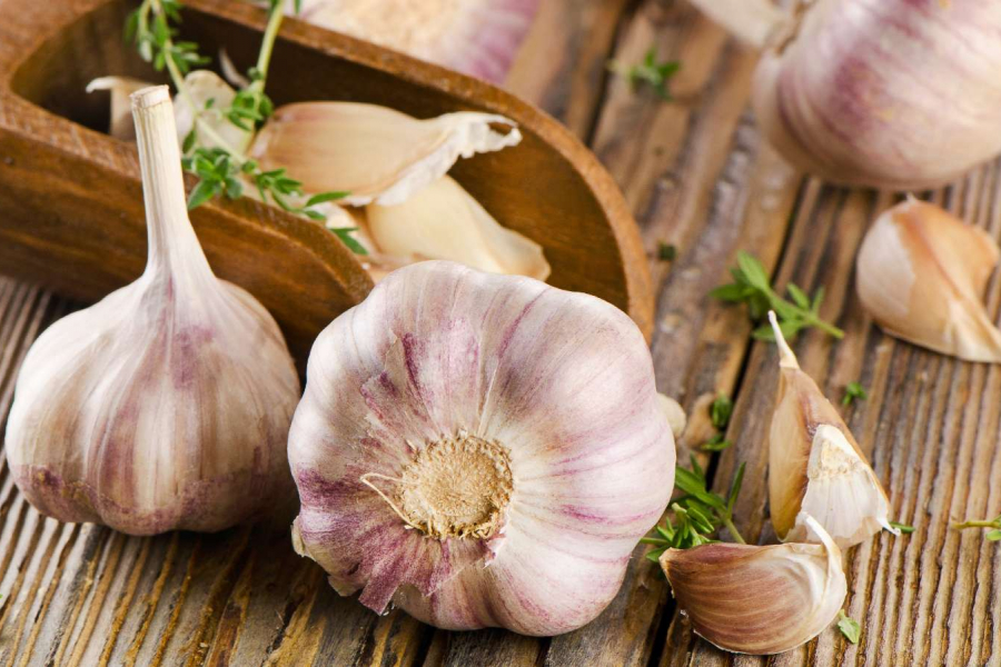 Know the effect of eating raw garlic on health