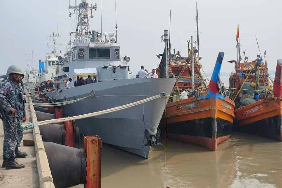 Indian trawler seized in Bangladesh again! 14 Indian fishermen trapped