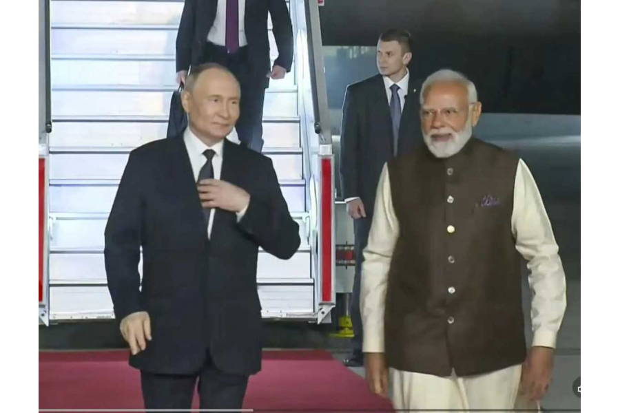 Russian President Vladimir Putin received a warm welcome upon his arrival in Delhi. He landed in the capital on a special flight on Monday evening.