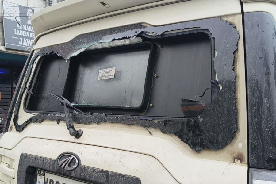 Subhendu Adhikari's convoy attacked, car windows broken, slogans raised - black flag