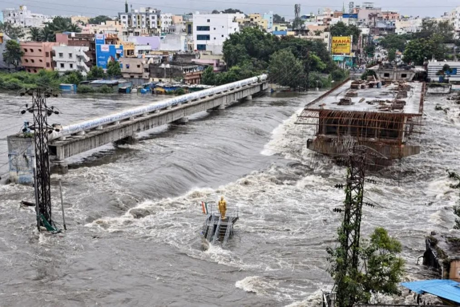 The Alipore Meteorological Department said that there is a possibility of thunderstorms and lightning in all eight districts of North Bengal on Monday as well.