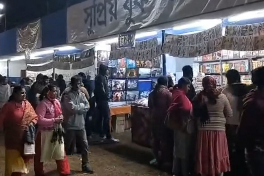 NABADWIP-NADIA-WESTBENGAL-BOOKSTALL-PEOPLE