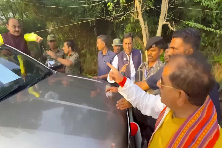 A public war of words broke out on the streets between the state's Deputy Chief Minister and BJP candidate Vijay Kumar Sinha and RJD candidate Ajay Kumar on Thursday morning.