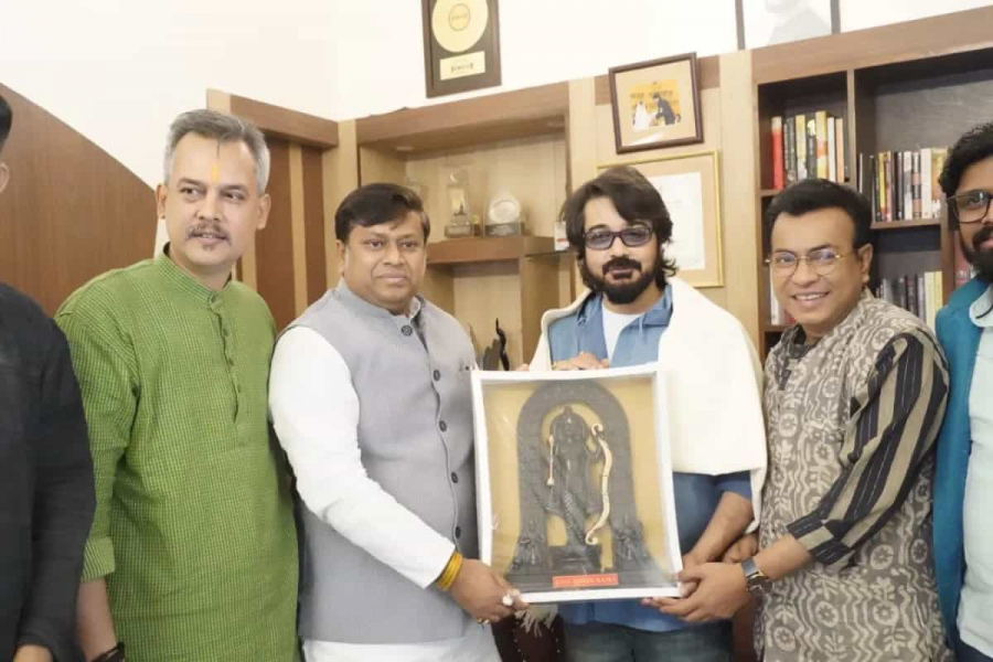 The news was already there. And as expected, on Saturday, Union BJP Minister Sukanta Majumdar arrived at Prosenjit Chatterjee's house in Ballygunge.