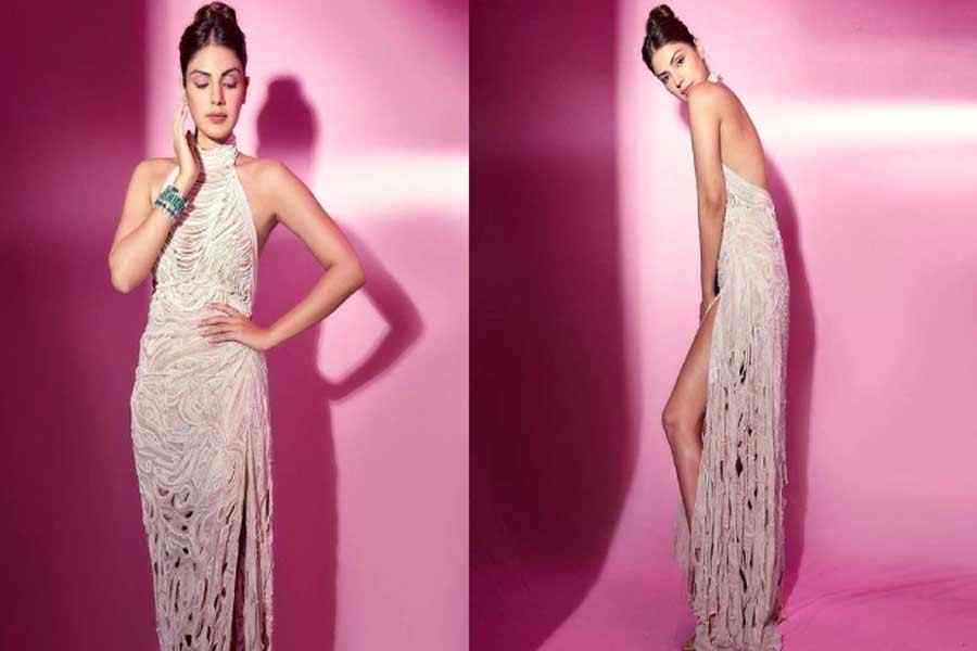 Rhea-Chakraborty-ने-पहनी-कमाल-की-शिमरी-ड्रेस-कर्वी-फिगर-पर-ठहर-गई-फैंस-की-निगाहें
