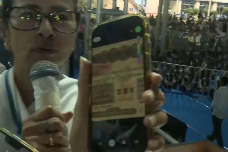 The 10 rupee note also had writing in Bengali, Mamata showed a picture