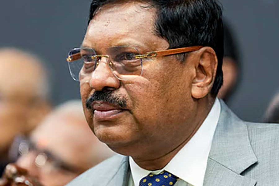 A suspended lawyer tried to throw a shoe at the country's Chief Justice.