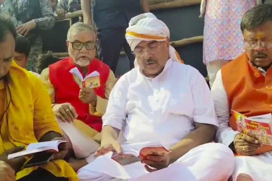 Before the Geeta Path, the sounds of Vedic chanting and kirtan resounded on the Brigade ground. The main Geeta Path began shortly after 12 noon.