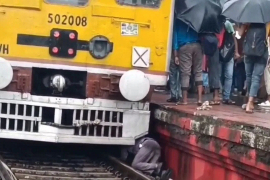 Railway worker's hand enters engine! What is this incident on the Howrah-bound train?