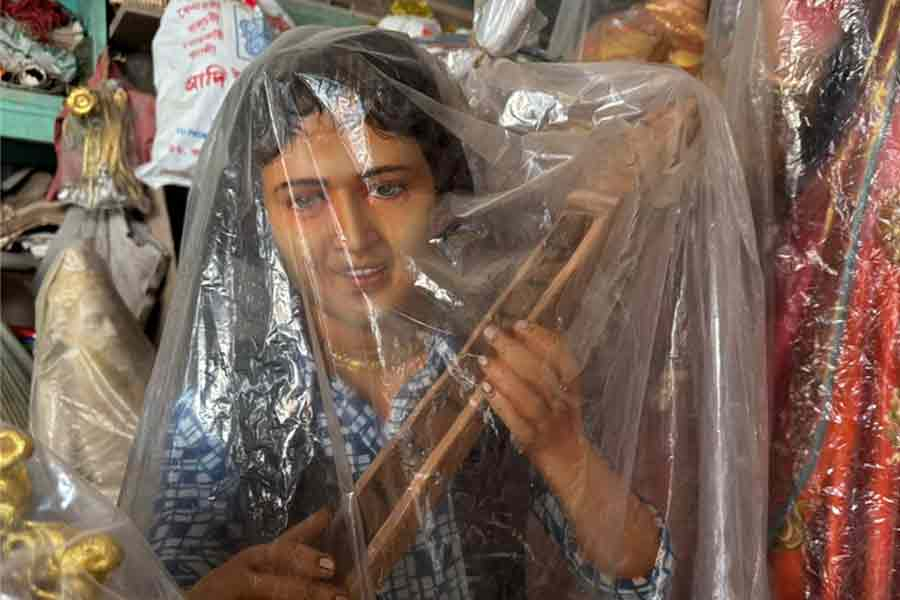 During Durga Puja, the idol made by Kumartuli travels to various parts of the country and abroad. It is appreciated everywhere.