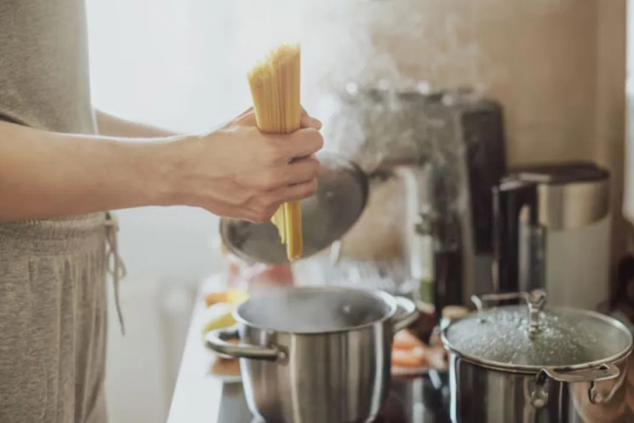 The increase in the price of cooking gas at the beginning of the month has left the common man in a state of shock. In the current market price of fuel