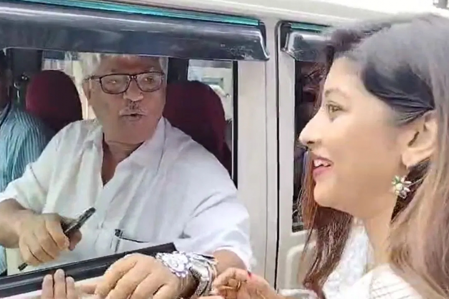 Trinamool's Lovely was wearing Rakhi on the street, suddenly CPM's Sujan arrives