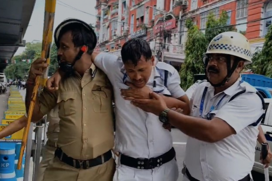 Police also attacked in Nabanna drive, chaos on Park Street after lathicharge