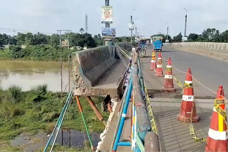 60 year old bridge in Arambag broken, fear of disconnection with five districts