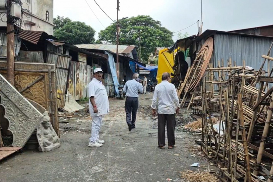 The plight of Kumartuli in Siliguri continues, political representatives visit before the Puja