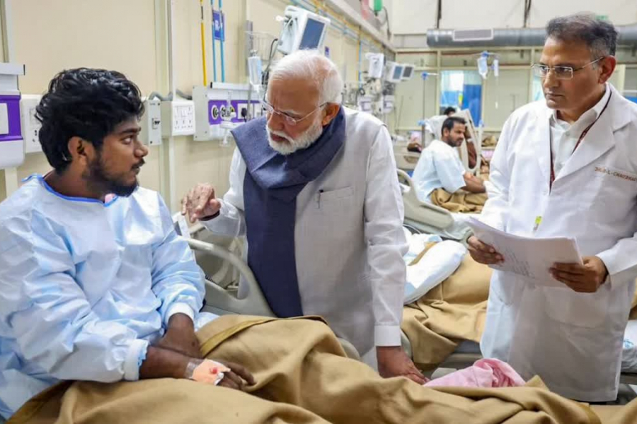 Prime Minister Narendra Modi went to meet the injured in the blast near the Red Fort. This afternoon, he went to Lok Nayak Hospital in Delhi.