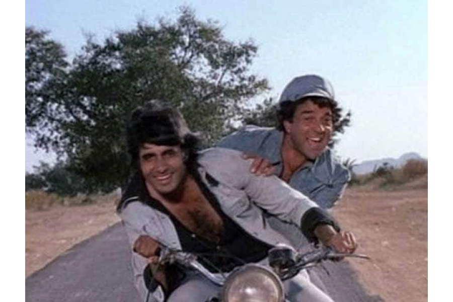 ‘Jab tu mera saath raha, to main ki ghabraane laga?’ Amitabh Bachchan said this dialogue one day while hugging Veeru in front of the camera.