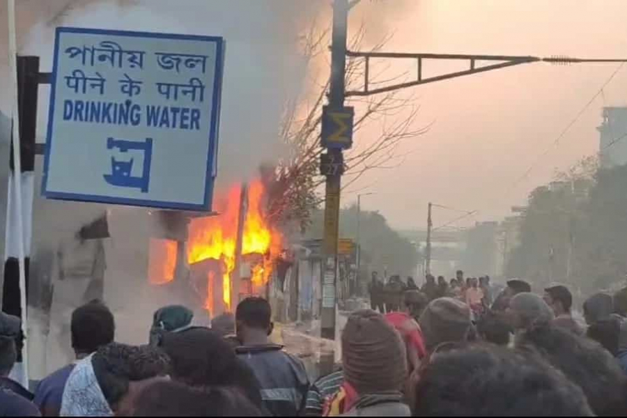 The fire first broke out in a temporary shop on the down platform from Sealdah to Garia at around 6:30 am on Monday.