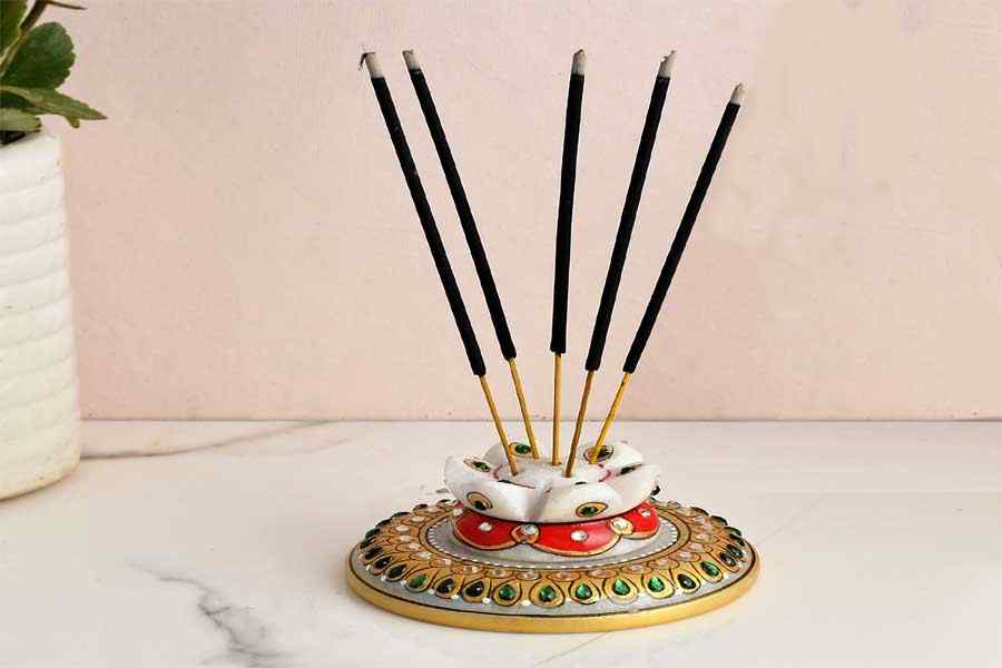 Vastu-Tips-सप्ताह-में-दो-दिन-नहीं-जलानी-चाहिए-अगरबत्ती-जानिए-क्यों-लग-सकता-है-दोष
