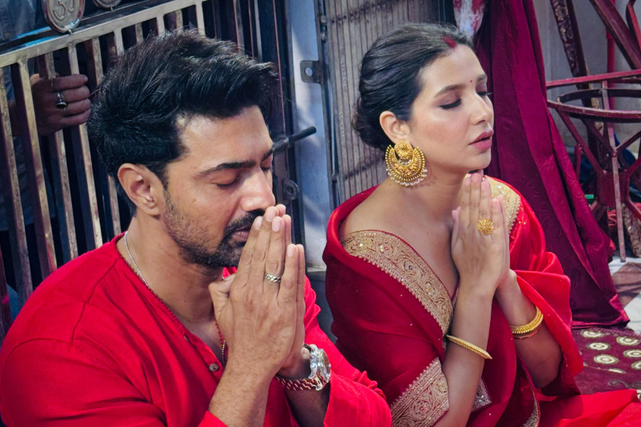A mix of colors in the outfit! What did Dev ask from Barama with Subhasree by his side? He himself opened his mouth