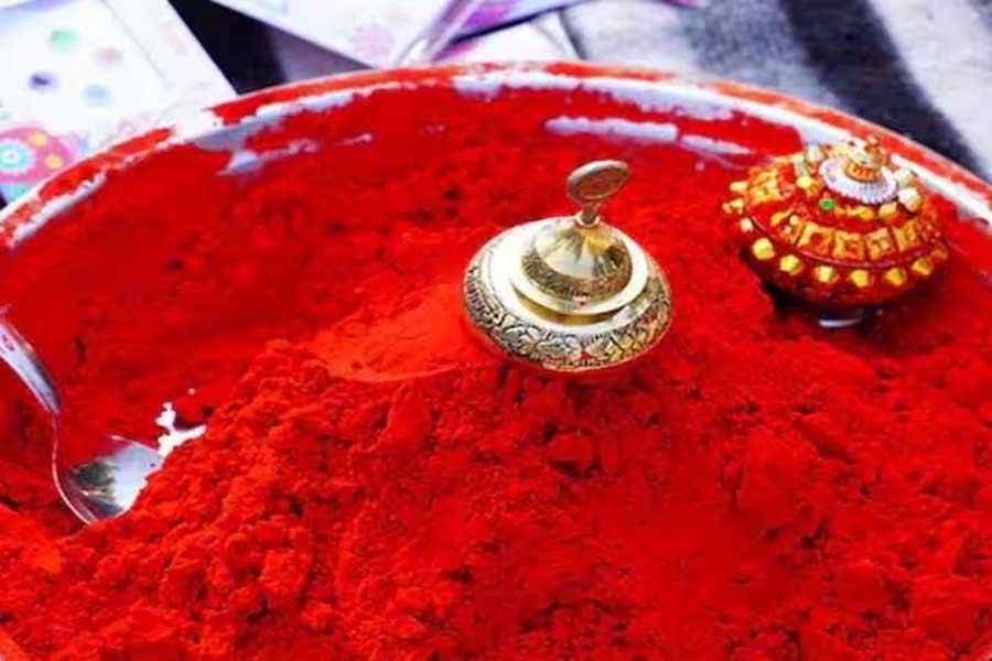 Sindoor-Ke-Totke-सिंदूर-के-टोटके-पति-पत्नी-भर-सकते-है-जीवन-में-कई-रंग-ये-करें-काम
