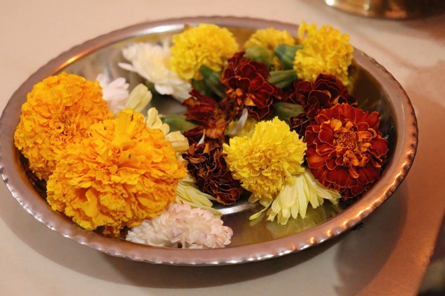 When and how to remove flowers offered in worship? Know the method and time