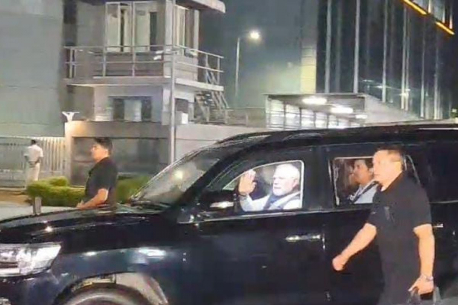Prime Minister Narendra Modi arrived in Kolkata. As soon as he landed at Dum Dum airport on Sunday evening