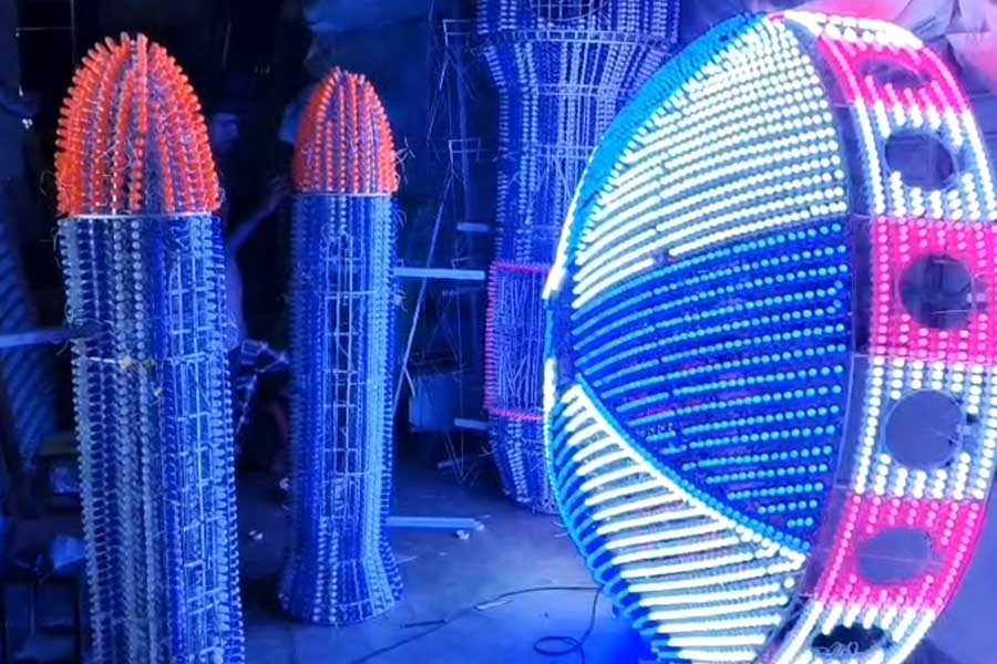 The responsibility of fulfilling her father's dream now falls on her daughter. Chandannagar's lighting artist Babu Pal passed away in August last year