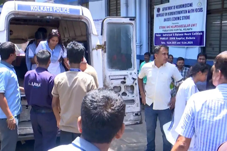 Straight from Red Road to SSKM! 39 students fall ill during the parade, Mamata rushes to the spot