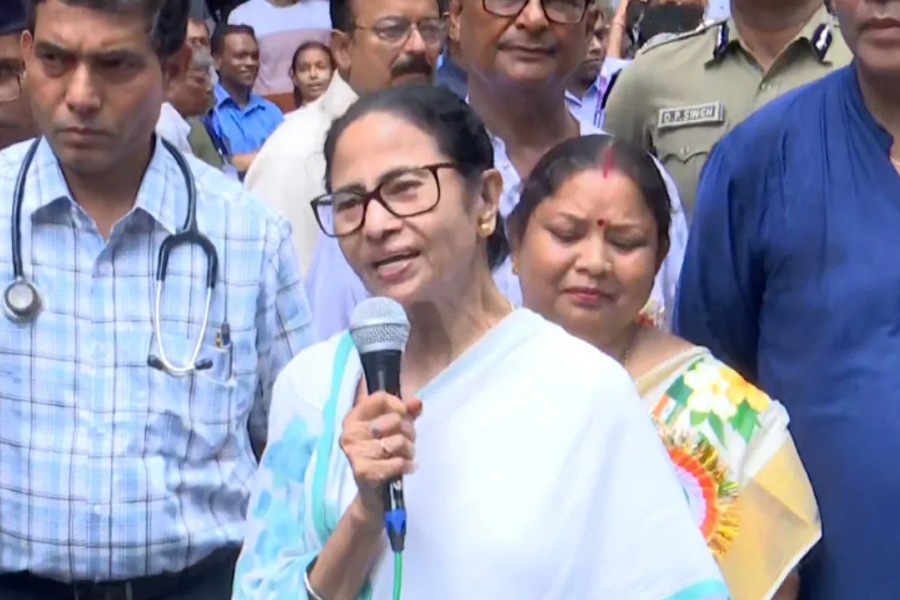'I have loved everyone, patted their heads...', Mamata says children who fell ill at Red Road are now 'stable'