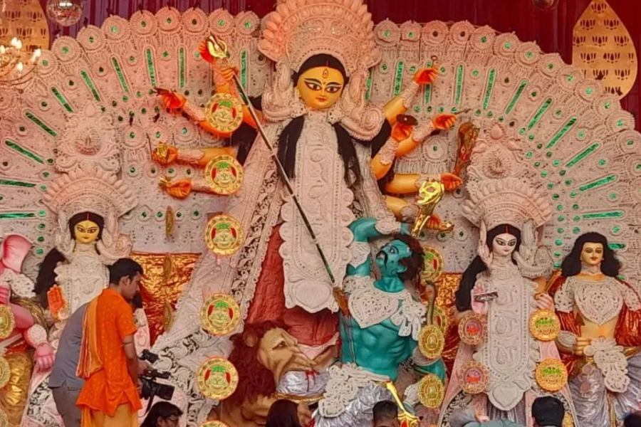 A new story has been added to the BJP's puja numbers. After the book stall donation, this time the BJP will give gifts during puja in every district.