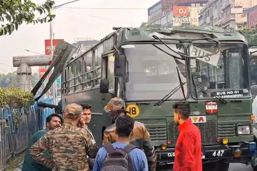 A major accident occurred on the Baguati Flyover on Saturday morning. An army bus hit the height bar