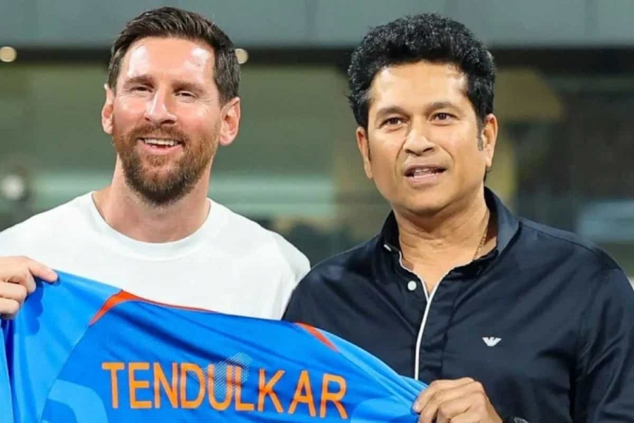 The event started with music and lights. DJ set, Bollywood tunes, ‘Wavin’ Flag’—all together created a festive atmosphere. Then came the All Stars vs Mitra Stars exhibition match.