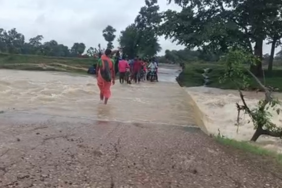 Chaka River water is flowing over the bridge! Dangerous crossing in Purulia