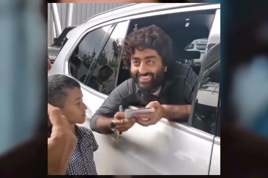 In Bolpur, the crowd stopped Arijit Singh's car, what happened with the singer?
