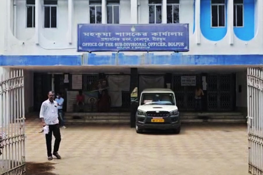 Tension over parking of cars at Bolpur Subdivision Office, lawyers and Subdivision Office staff grumble