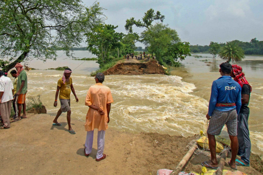 Water level rises in Fulahar River, minister and BDO deliver relief by boat to flood-hit areas