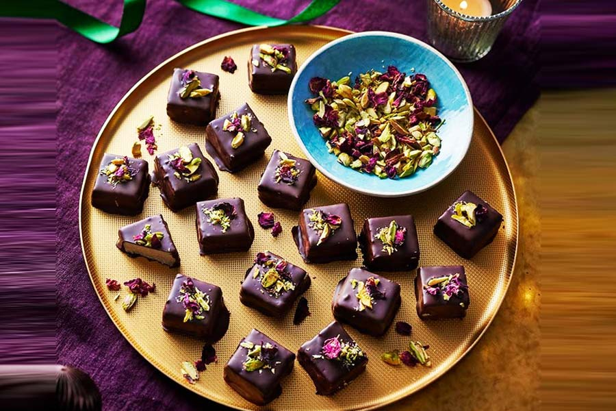 The festive season means eating, drinking, and drinking! Along with that, there is an abundance of sweets.