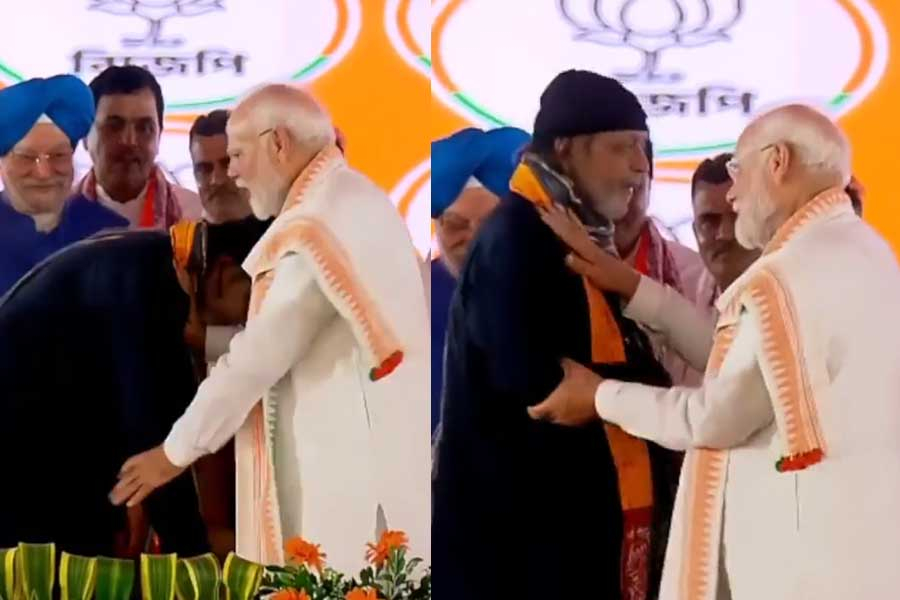 The Prime Minister patted the back of 'Mahaguru' at Modi's feet.