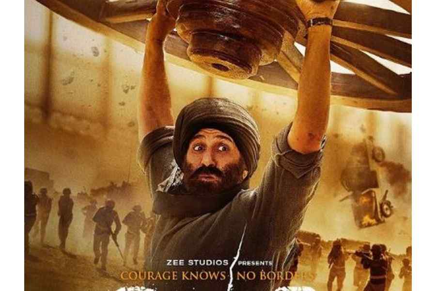 Gadar-2:-চলছে-‘গদর-২’,-হঠাৎই-সিনেমা-হল-লক্ষ্য-করে-বোমাবাজি