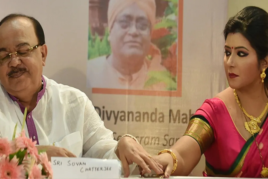 Shovan filed a divorce case with Ratna in 2017. After that, the two have repeatedly attacked each other for a few years.